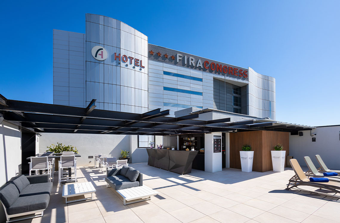 Alexandre Corporativa: Modern hotel rooftop terrace with lounge seating and bar.