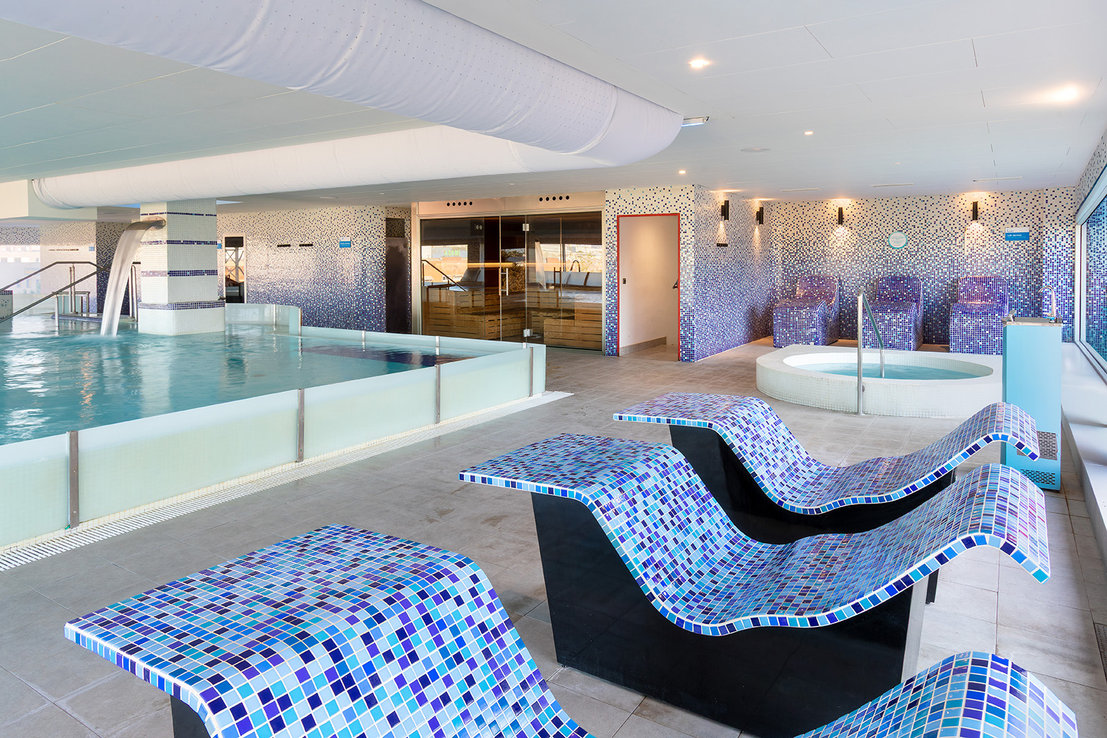Spa Alexandre Corporativa: piscine, jacuzzis et chaises longues bleues décorées de mosaïques.