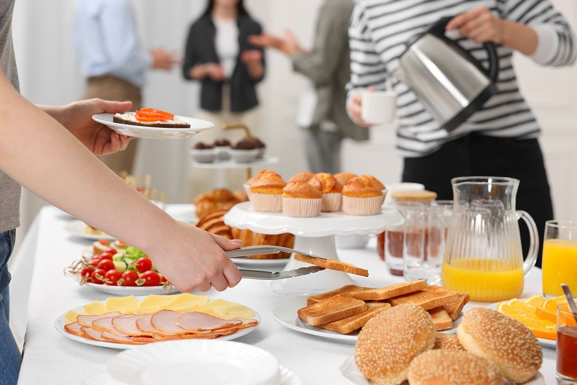 Desayuno buffet en evento corporativo de Alexandre Corporativa, con variedad de dulces y salados.
