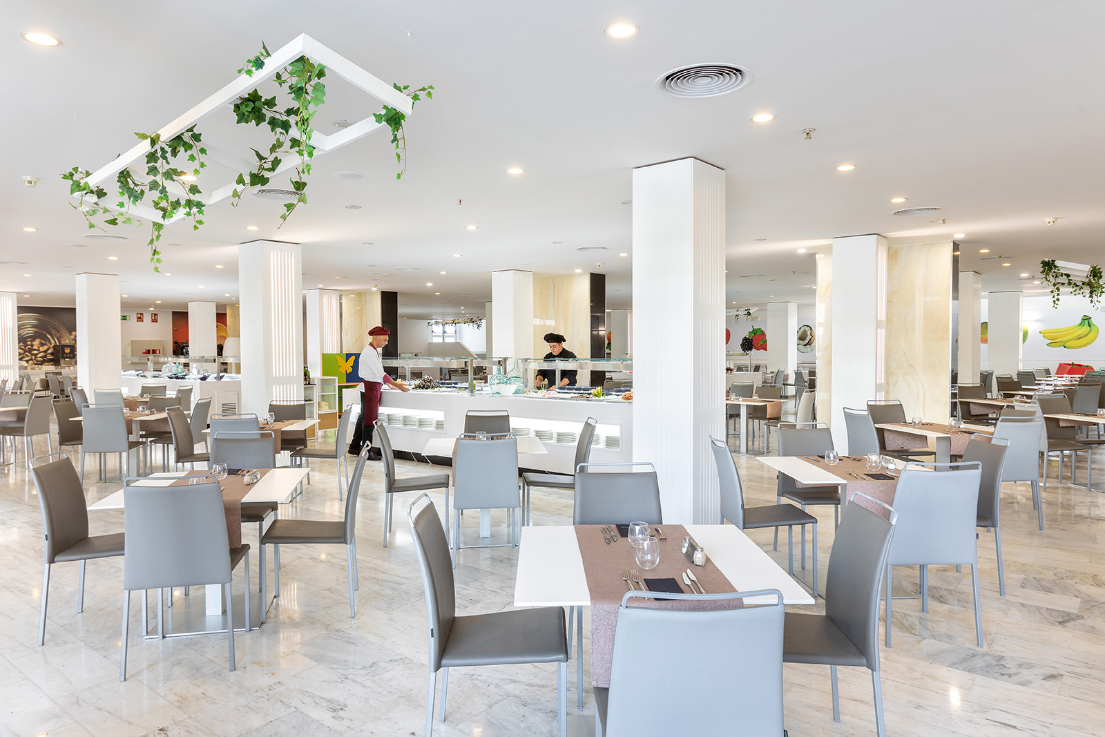 Buffet-Restaurant im Alexandre Hotel mit Tischen und Stühlen.