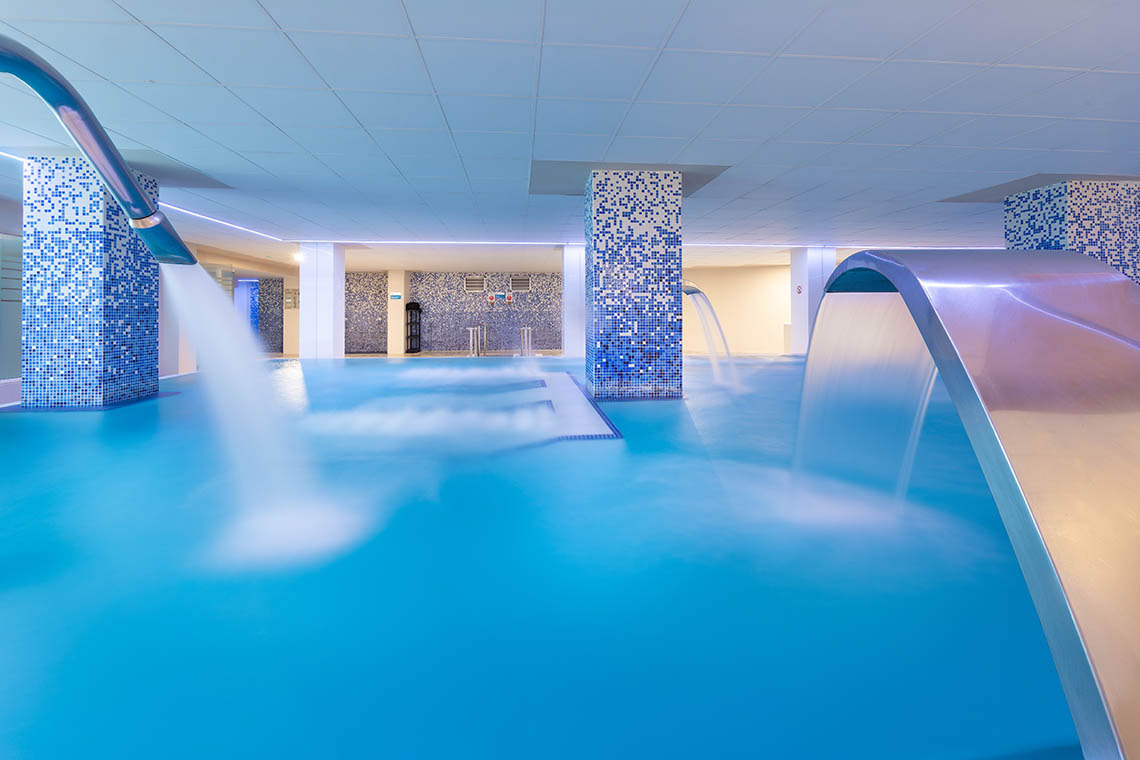 Piscine intérieure chauffée avec cascades et jets d'eau à l'Hôtel Alexandre Gala, Tenerife.