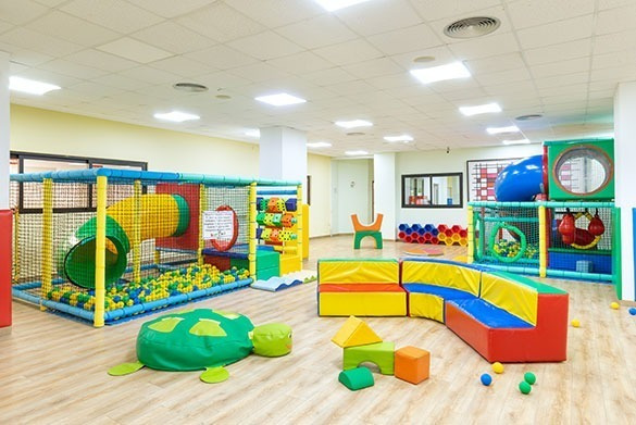 Colorido club infantil Alexandre Corporativa, diversión con piscina de bolas y juegos suaves.