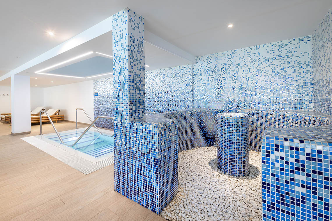 Alexandre Corporativa Spa: Pool und Mosaik-Design