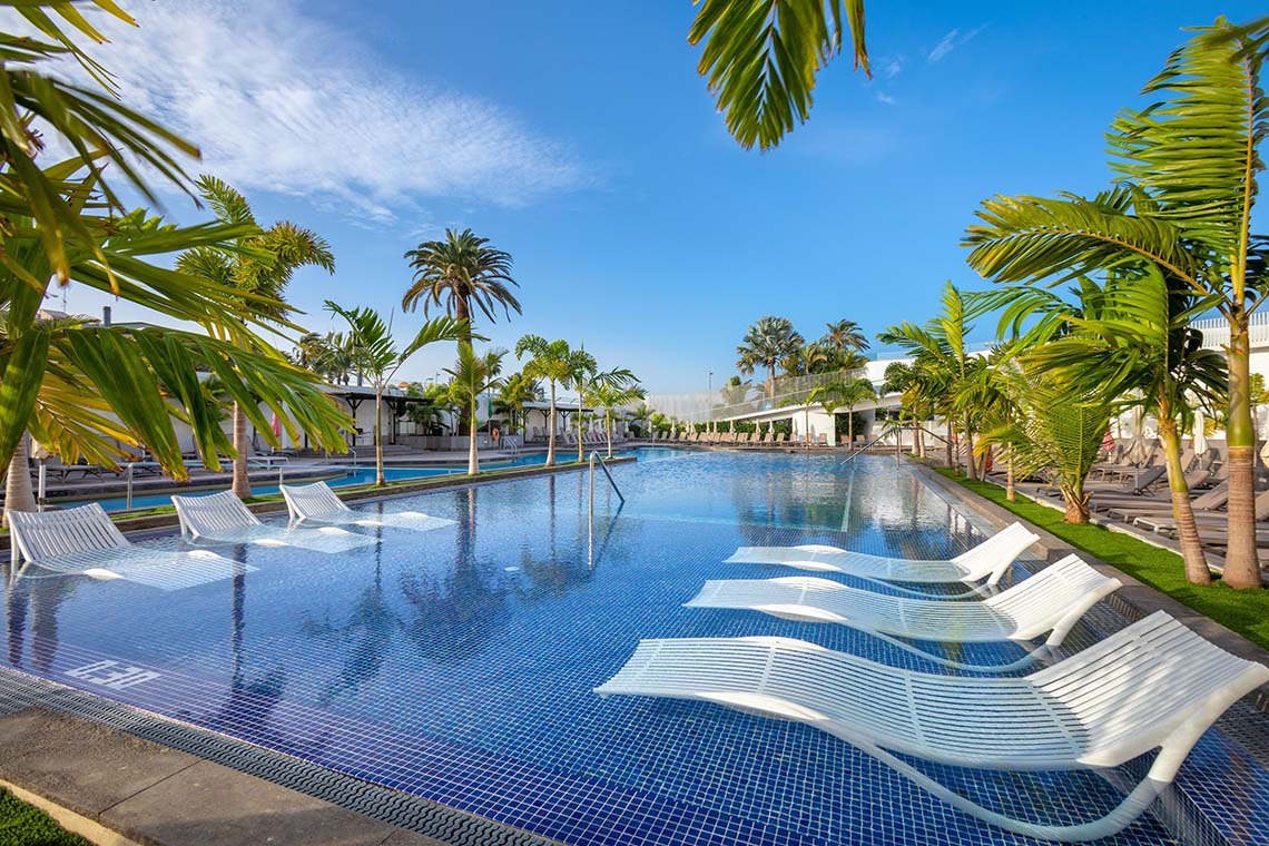 Alexandre Hotel: Luxuriöser Pool mit Sonnenliegen und Palmen