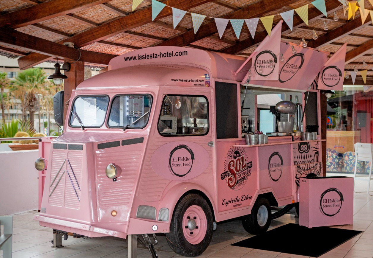 Food truck rosa "El Fiskito" en hotel La Siesta, ideal para eventos de Alexandre Corporativa.