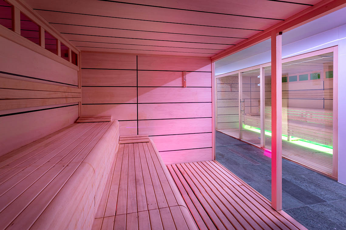 Sauna de madera estilo nórdico, luces led rosas. Ideal para tu estancia Alexandre Corporativa.