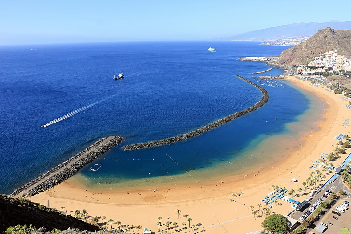 Cadre idyllique : plage de sable fin, mer azur. Parfait pour un séjour d'affaires Alexandre Corporativa.