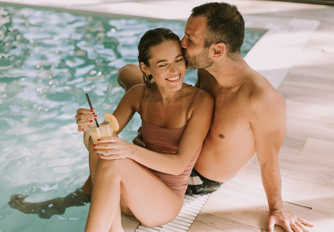 Momentos románticos en la piscina del Hotel Alexandre Corporativa.