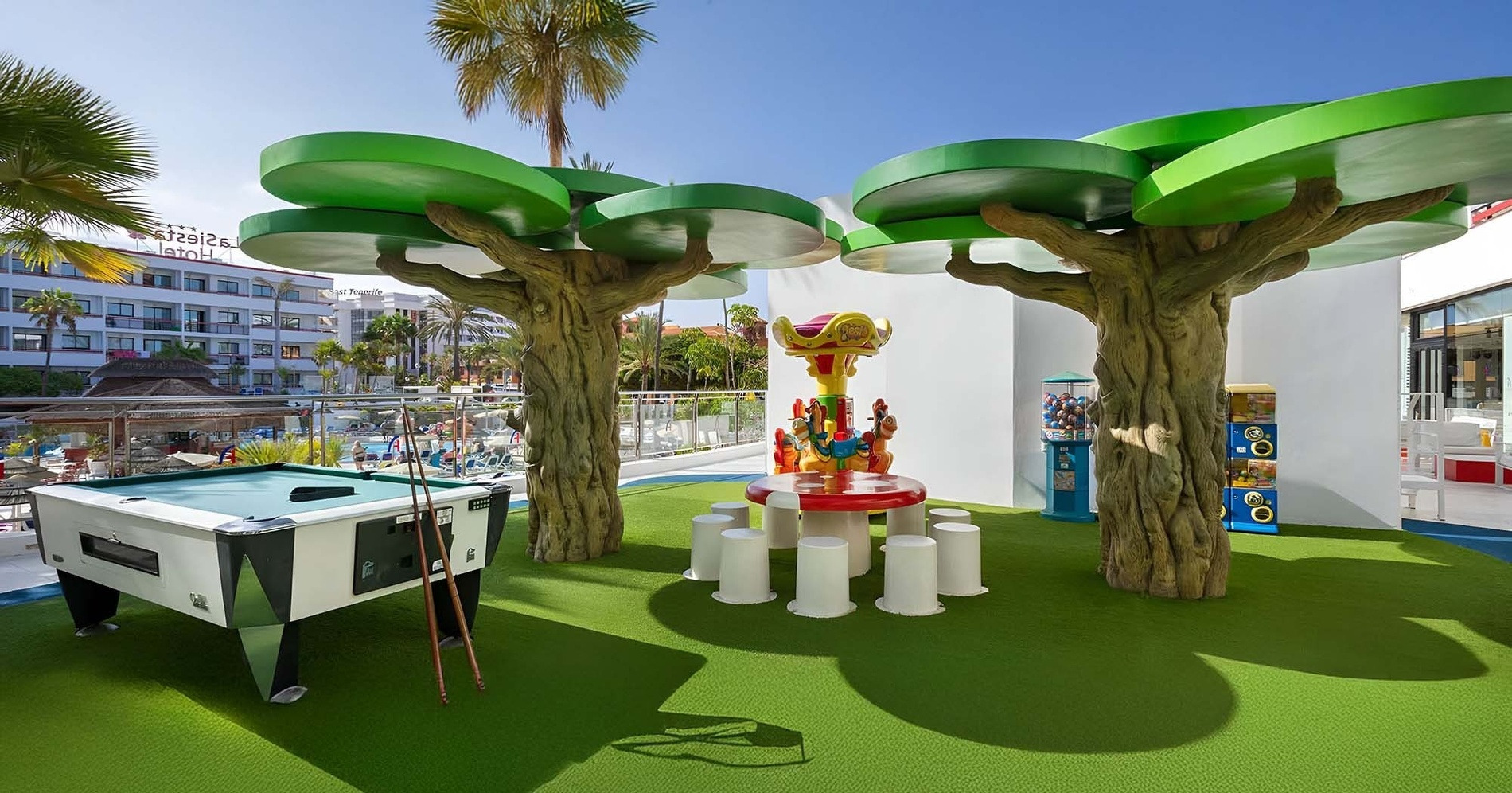 Magic park en Alexandre La Siesta, Alexandre Hotels Web Oficial. Zona de juego con billar y carrusel infantil.