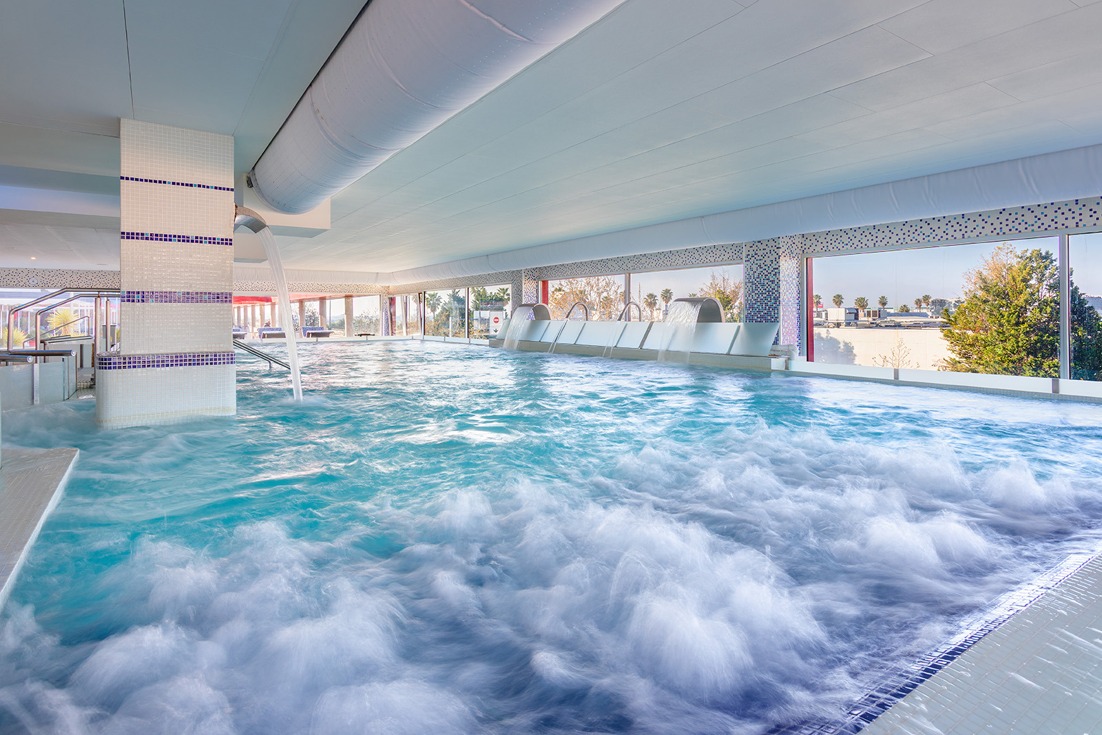 Piscine intérieure relaxante avec cascade à l'Alexandre Corporativa hôtel.