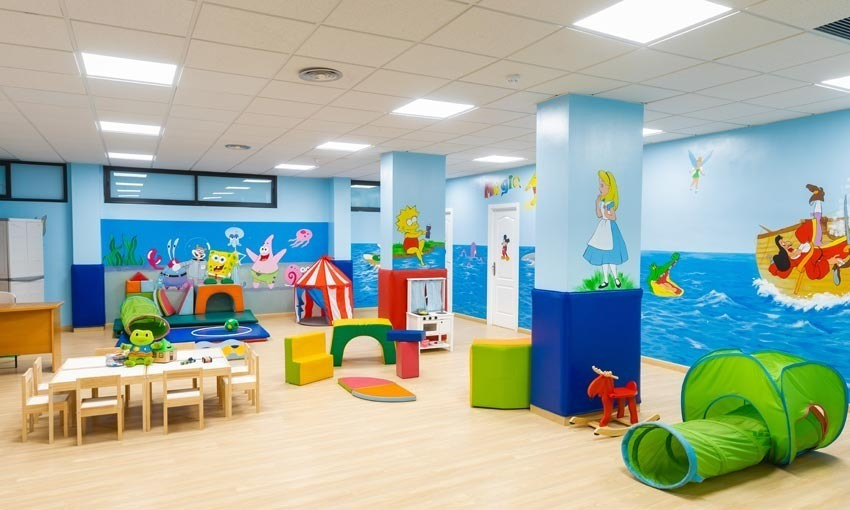 Alexandre Corporativa Kinderspielzimmer mit Spongebob, Alice, Spieltunnel und bunten Möbeln.