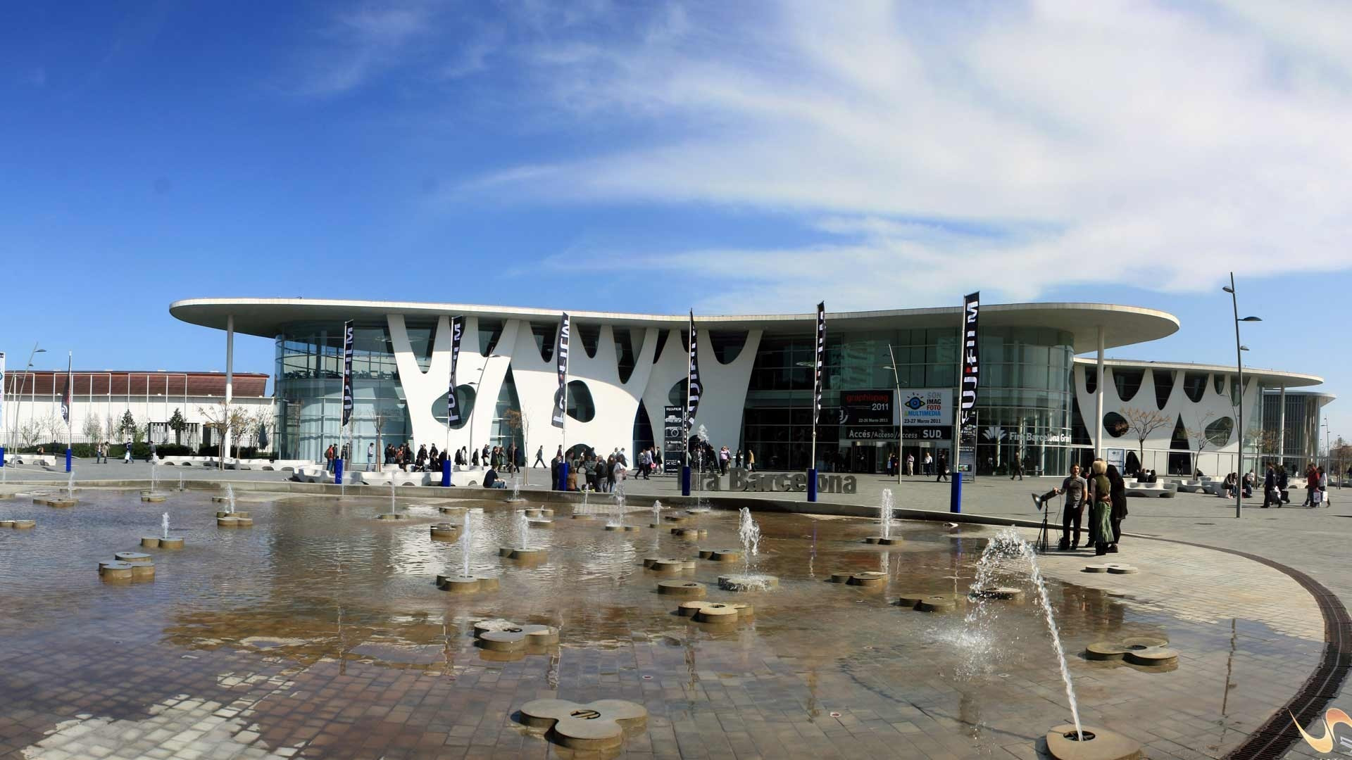 Alexandre Corporativa: Modern business hotel exterior with vibrant plaza and fountains. Ideal for corporate events.