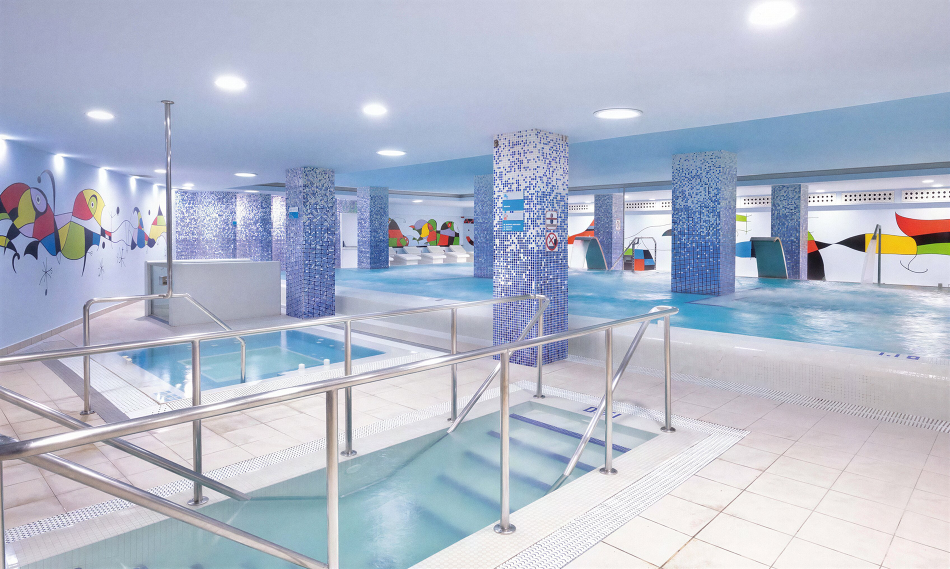 Alexandre Corporativa: Exklusiver Spa-Behandlungsraum mit Massageliege, Steinwaschbecken, Mood-Beleuchtung.