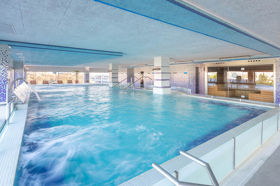 Piscine intérieure de l'Hôtel Alexandre, espace bien-être et détente.
