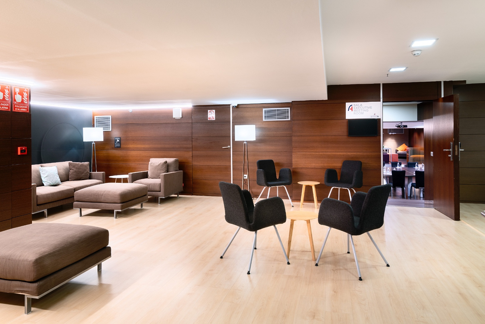Lobby d'Alexandre Corporativa : salons confortables, sièges modernes et salle de réunion élégante.