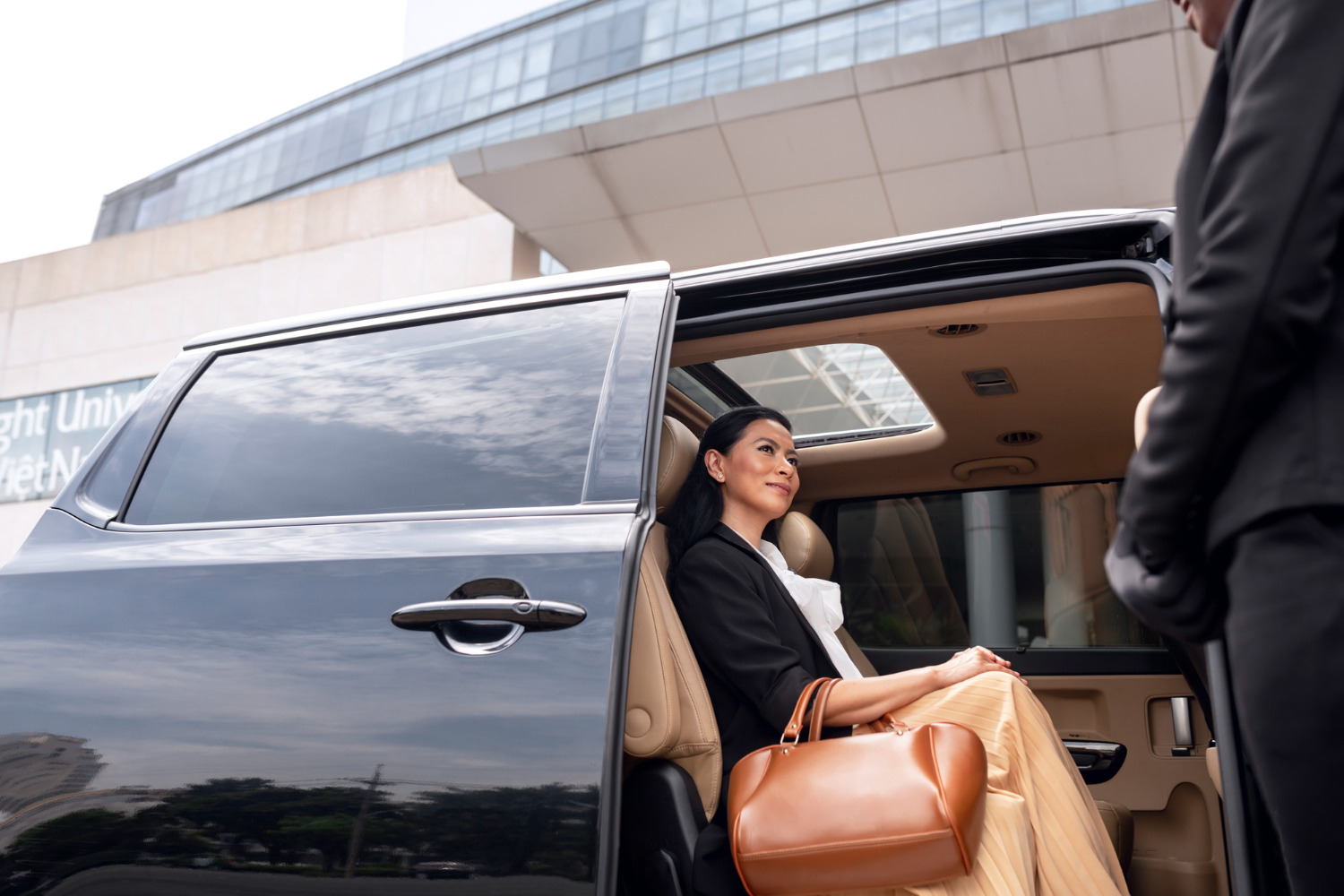 Alexandre Corporativa: Chauffeur öffnet Luxusauto. Exklusiver Flughafentransfer für Gäste.