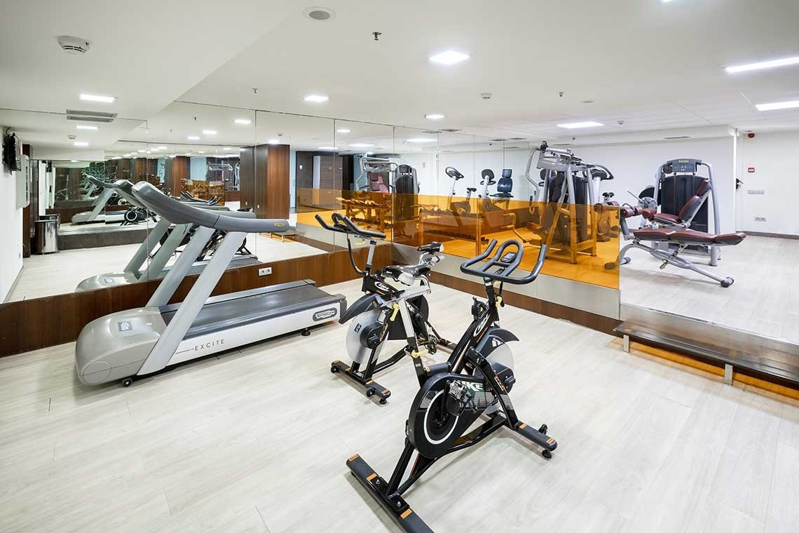 Alexandre Corporativa hotel gym with modern cardio & strength equipment.