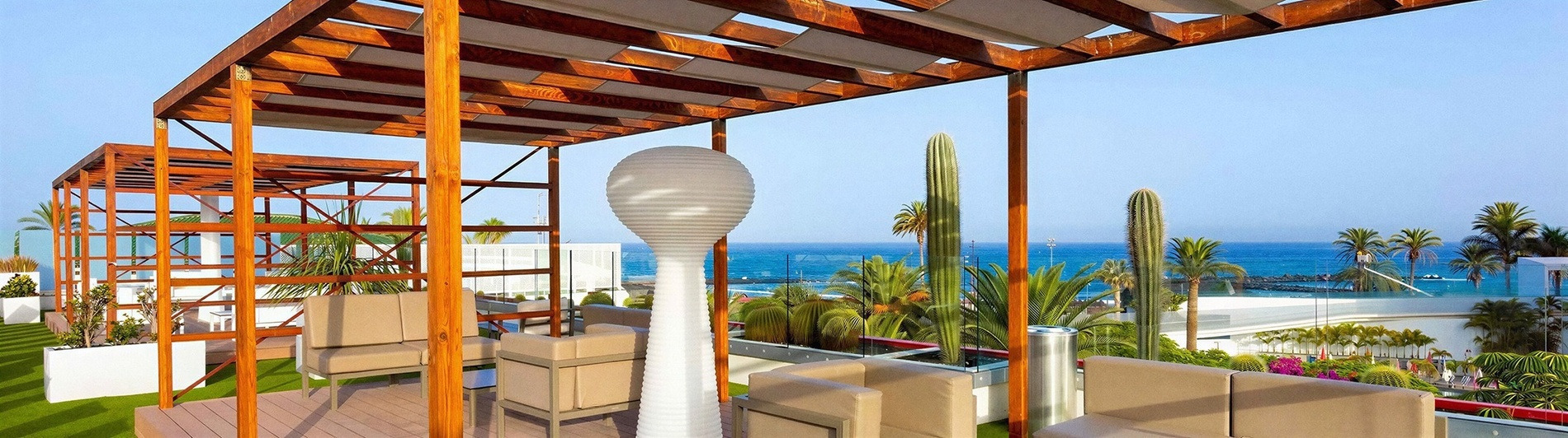 Dachterrasse des Alexandre Gala Teneriffa mit Meerblick, Lounge & Pflanzen. Dienstleistungen von Alexandre Hotels.