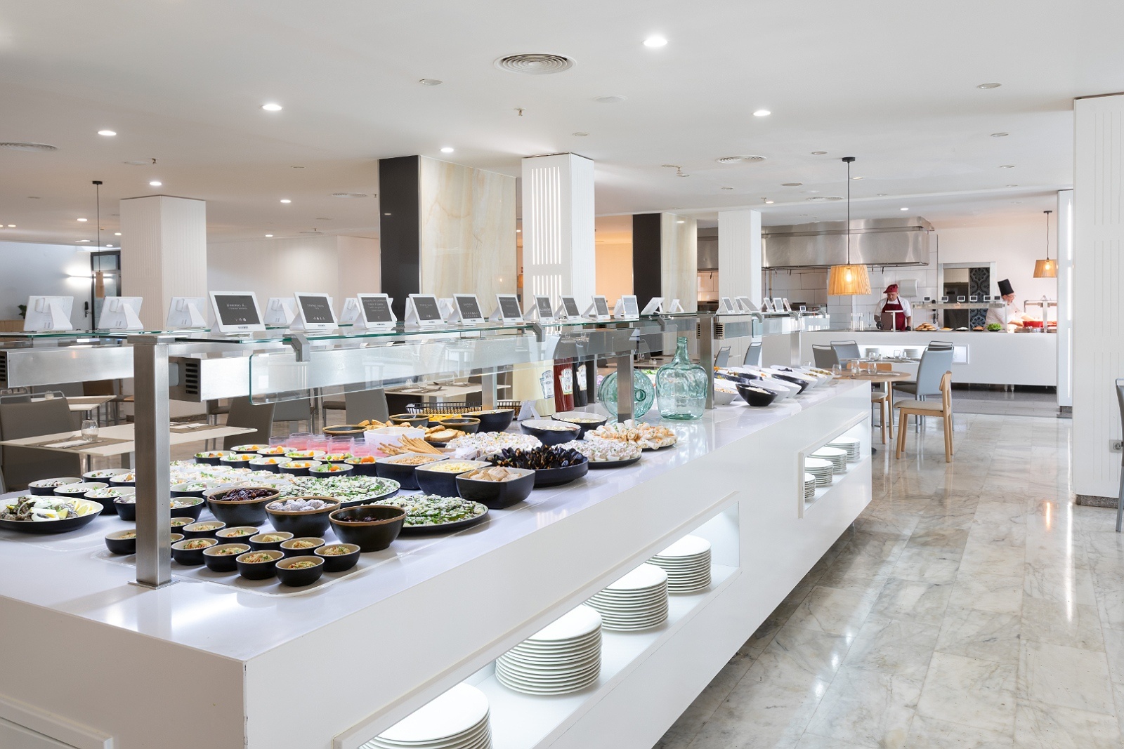 Buffet de ensaladas y platos calientes en Alexandre La Siesta Hotel.