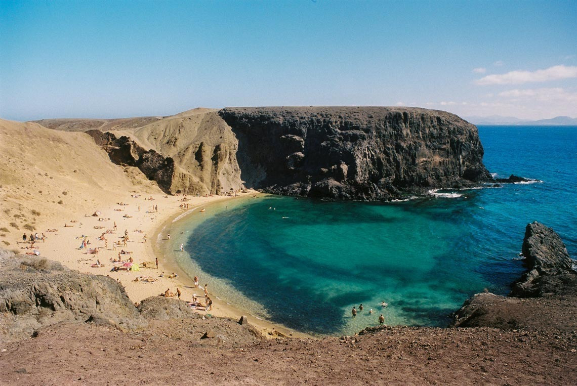 Plage paradisiaque aux eaux turquoises, parfaite pour votre séjour Alexandre Corporativa.