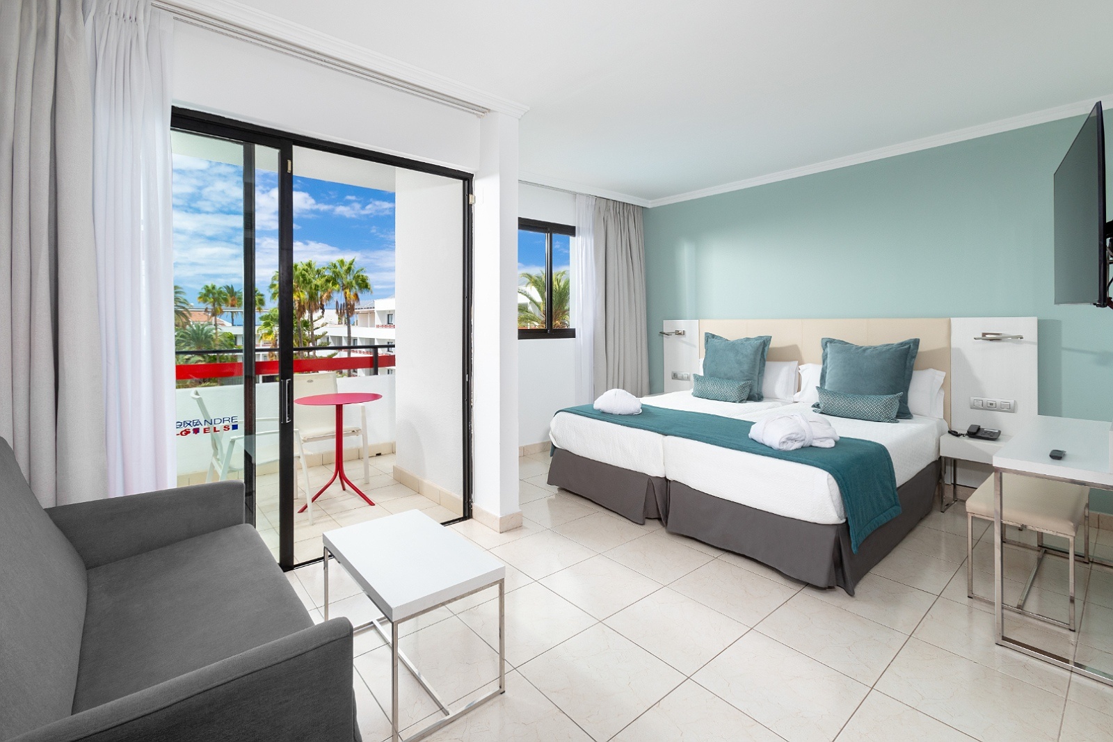 Habitación doble con balcón, ideal para unas vacaciones en Alexandre La Siesta, Hotel 4 estrellas Tenerife.