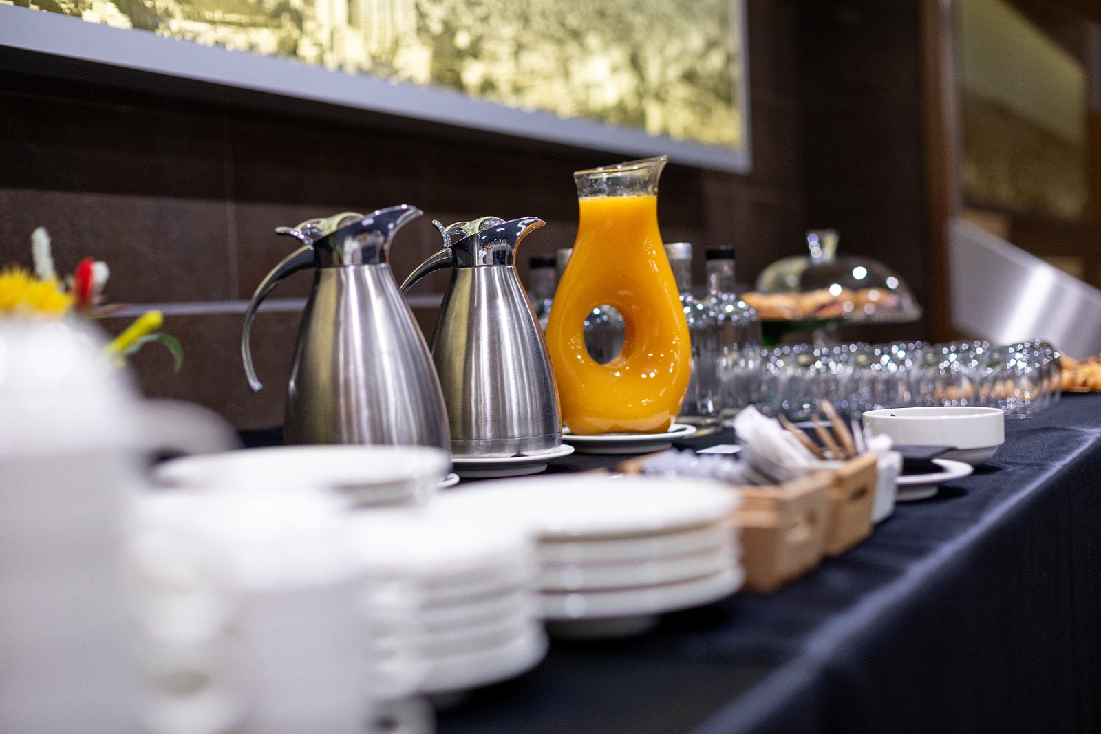 Carafe de jus d'orange et thermos au buffet Alexandre Corporativa.