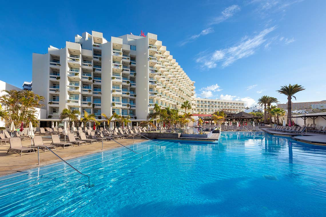 Ein Alexandre Hotel mit Pool und Sonnendeck