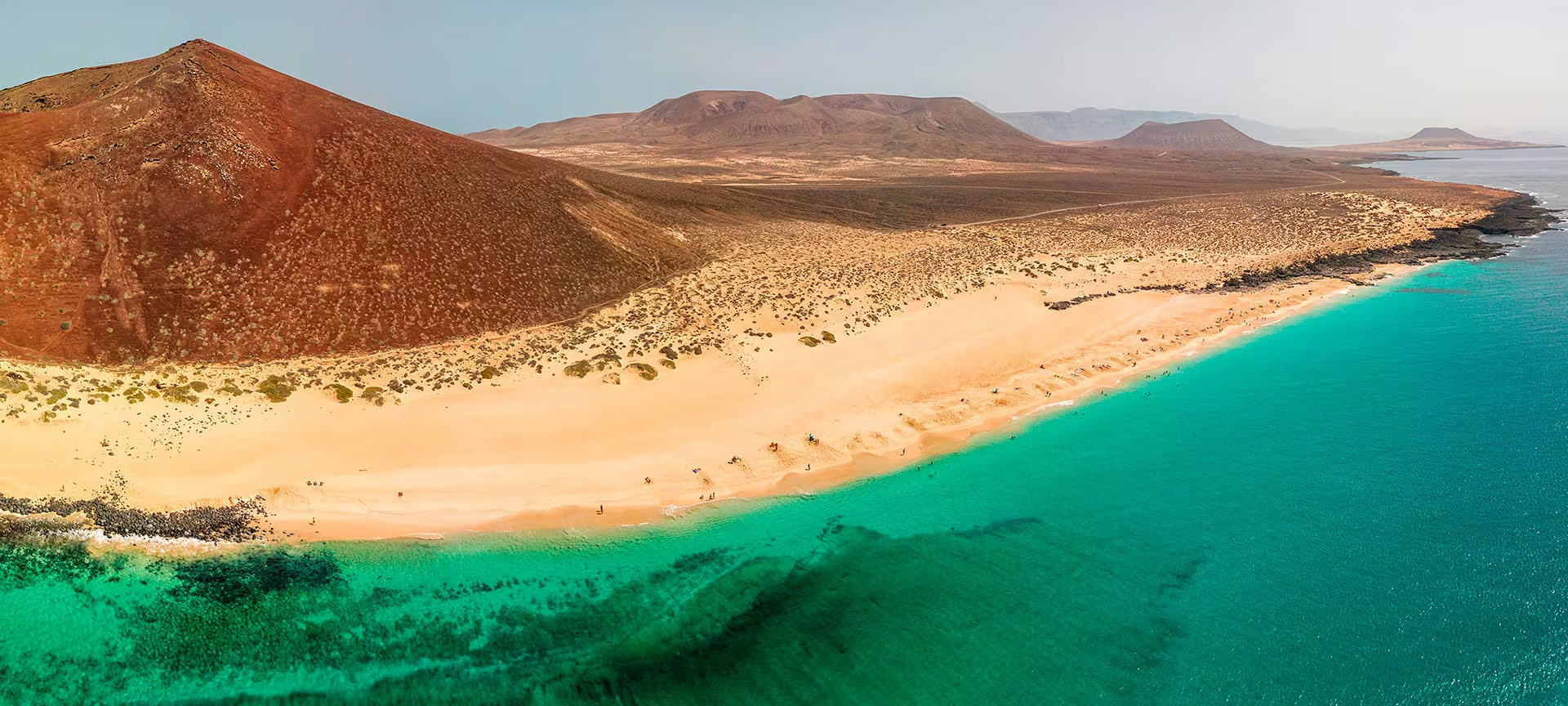 Espectacular playa volcánica de arena dorada y aguas turquesas. Una vista Alexandre para su viaje corporativo.