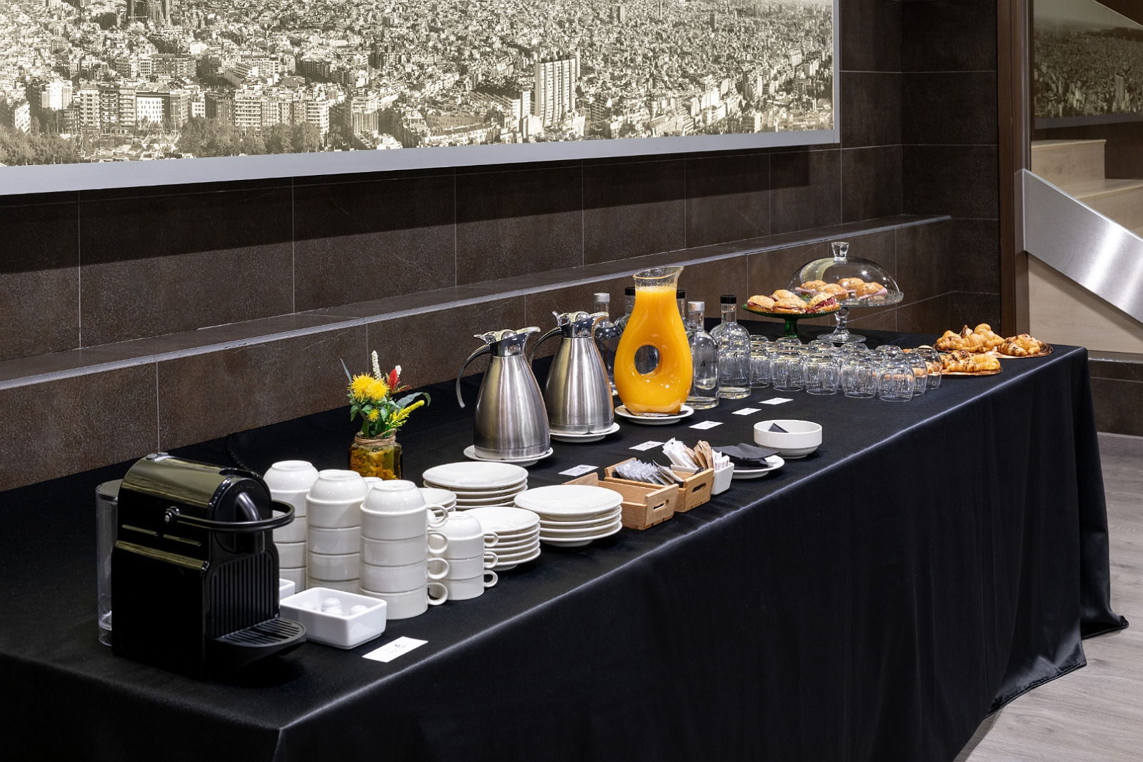 Petit-déjeuner d'affaires Alexandre Corporativa avec café, jus, viennoiseries et fruits.