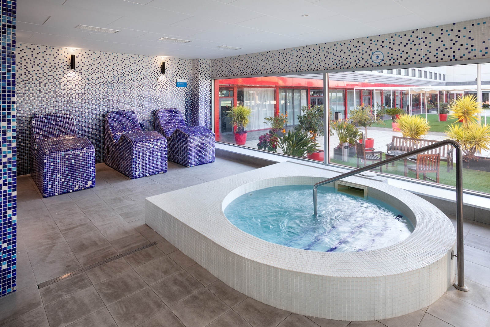 Jacuzzi y tumbonas en Alexandre FrontAir Congress, Hotel 4 estrellas Barcelona