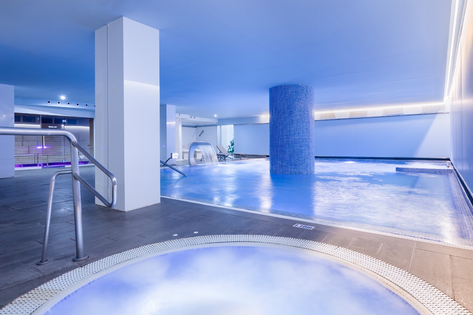 Piscina interior con cascada y jacuzzi en Alexandre La Siesta, Hotel 4 estrellas Tenerife.