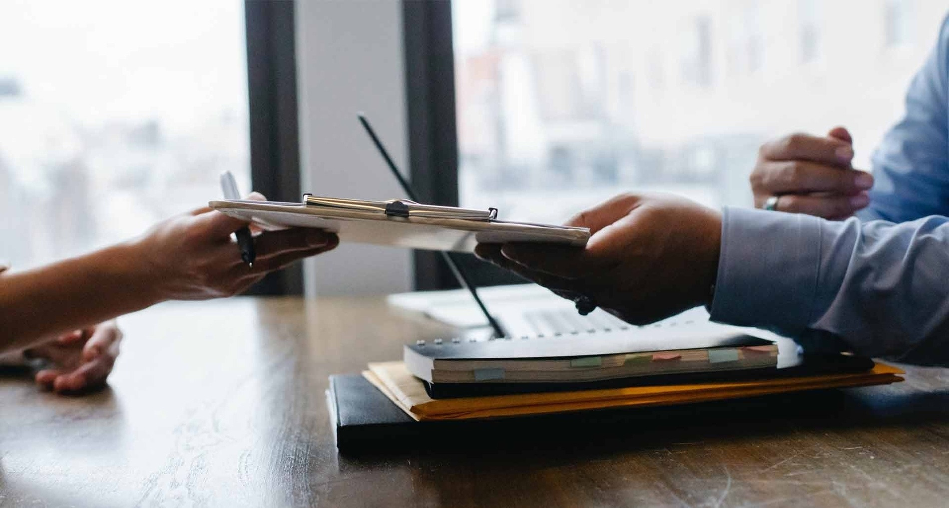 Entrevista laboral o firma de documentos. Trabaja con nosotros en Alexandre Hotels, tu web oficial de empleo.