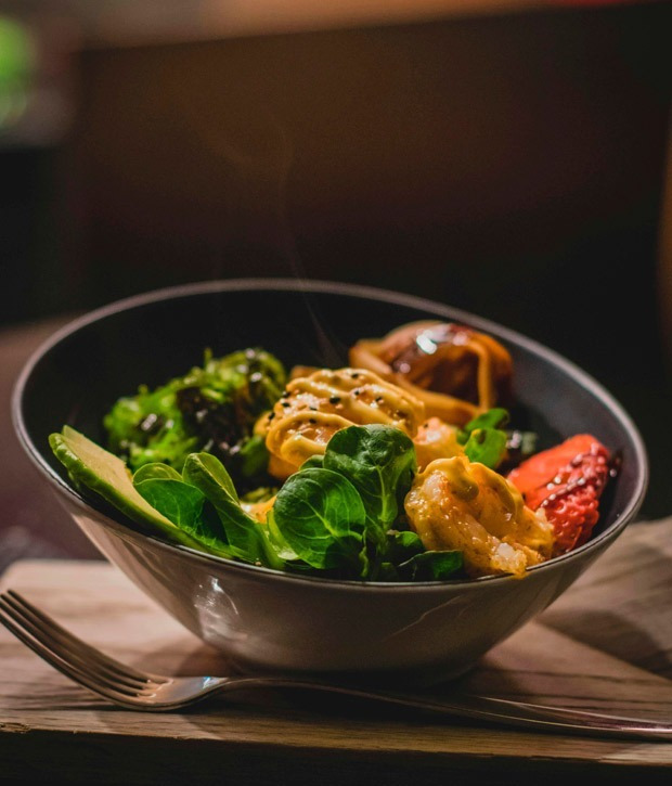 Vitaminreiche Bowl mit Garnelen, Avocado und Gemüse, serviert im Alexandre Corporativa Hotel.