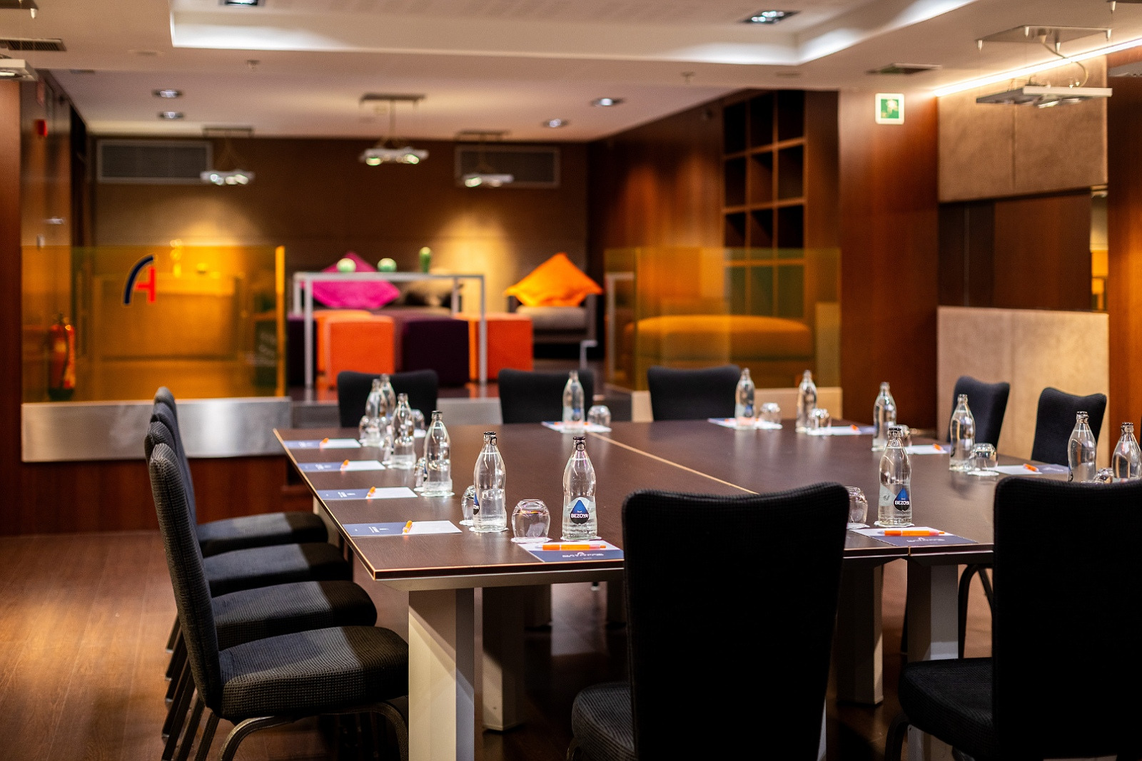 Salle Alexandre Corporativa: tables, chaises, eau et papeterie pour conférence.