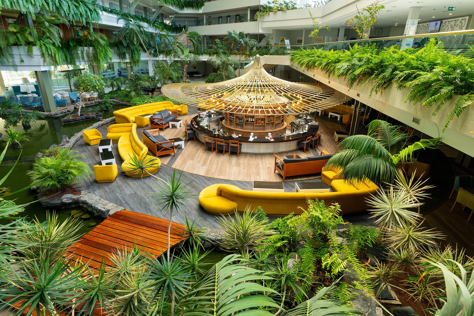 Helles, tropisches Atrium-Lobby-Lounge mit Sitzgelegenheiten und Wasser Alexandre Teguise Playa | 4-Sterne-Hotel auf Lanzarote
