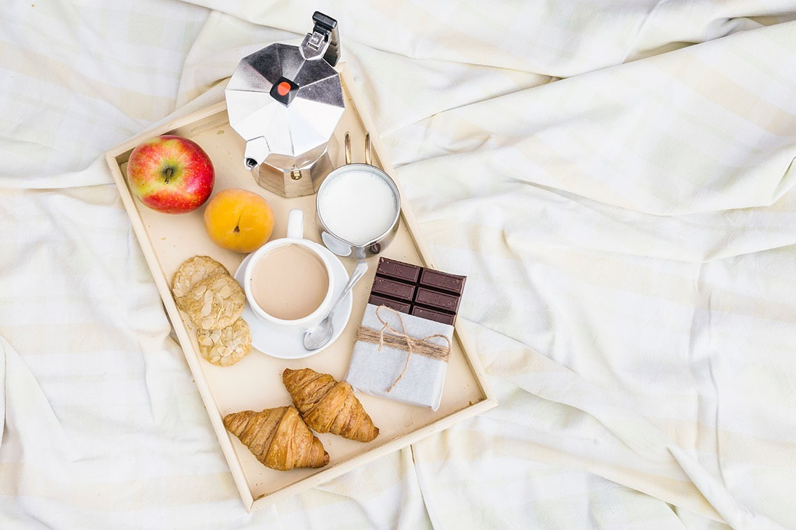 Servicio de habitaciones Alexandre Corporativa: desayuno con café, croissants, fruta y chocolate.