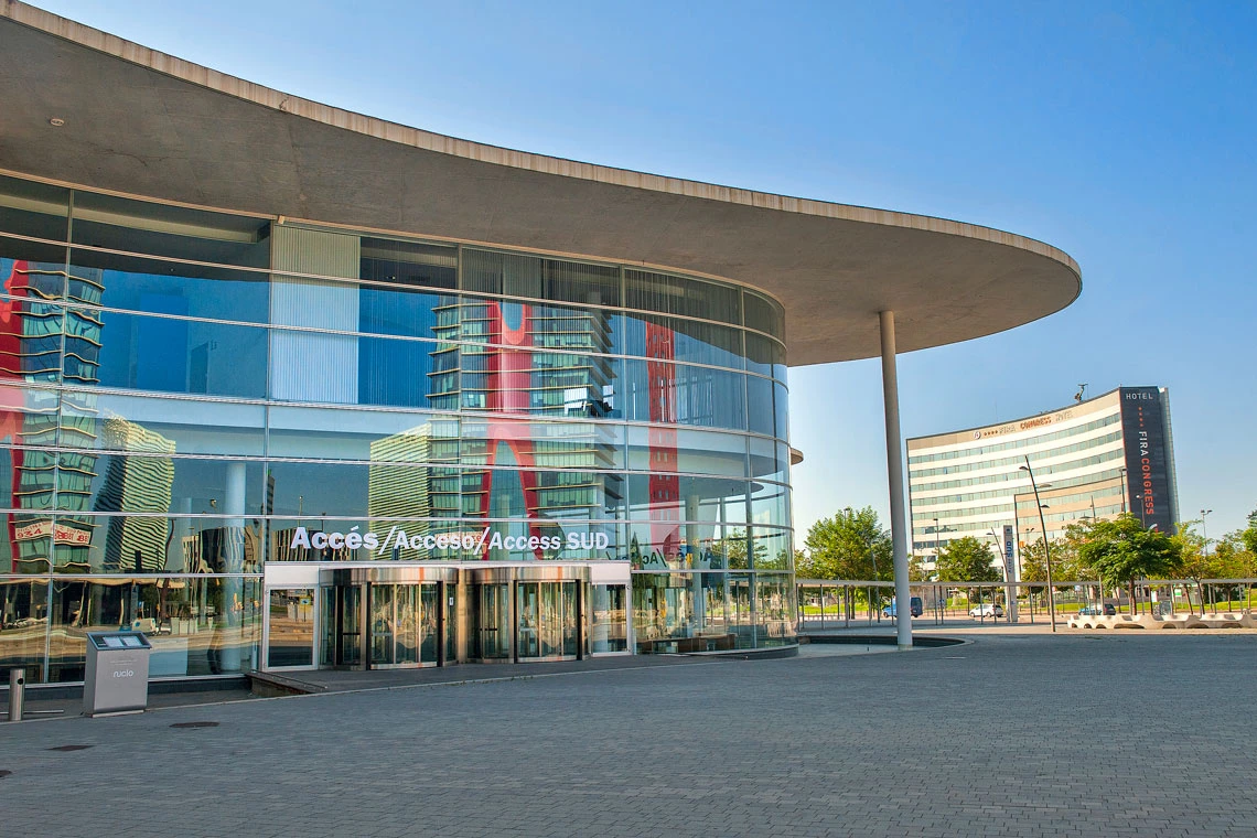 Alexandre Fira Congress, 4-Sterne-Hotel in Barcelona: Moderne Umgebung mit Messezentrum und Hochhaus.