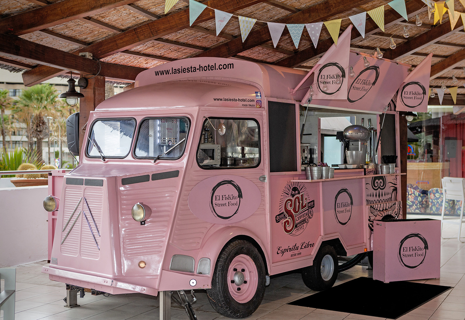 Pink food truck at La Siesta Hotel, offering Alexandre Corporativa catering.