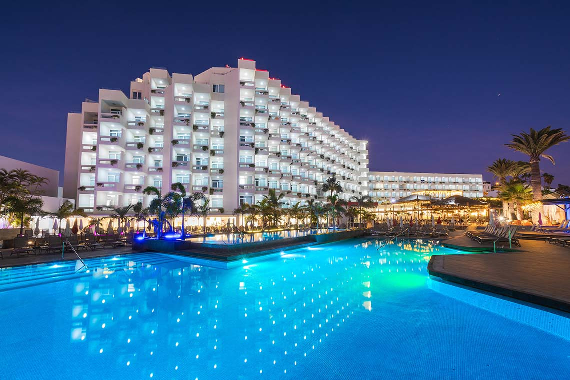Alexandre Corporativa: Luxushotel mit Pool und Palmen bei Nacht