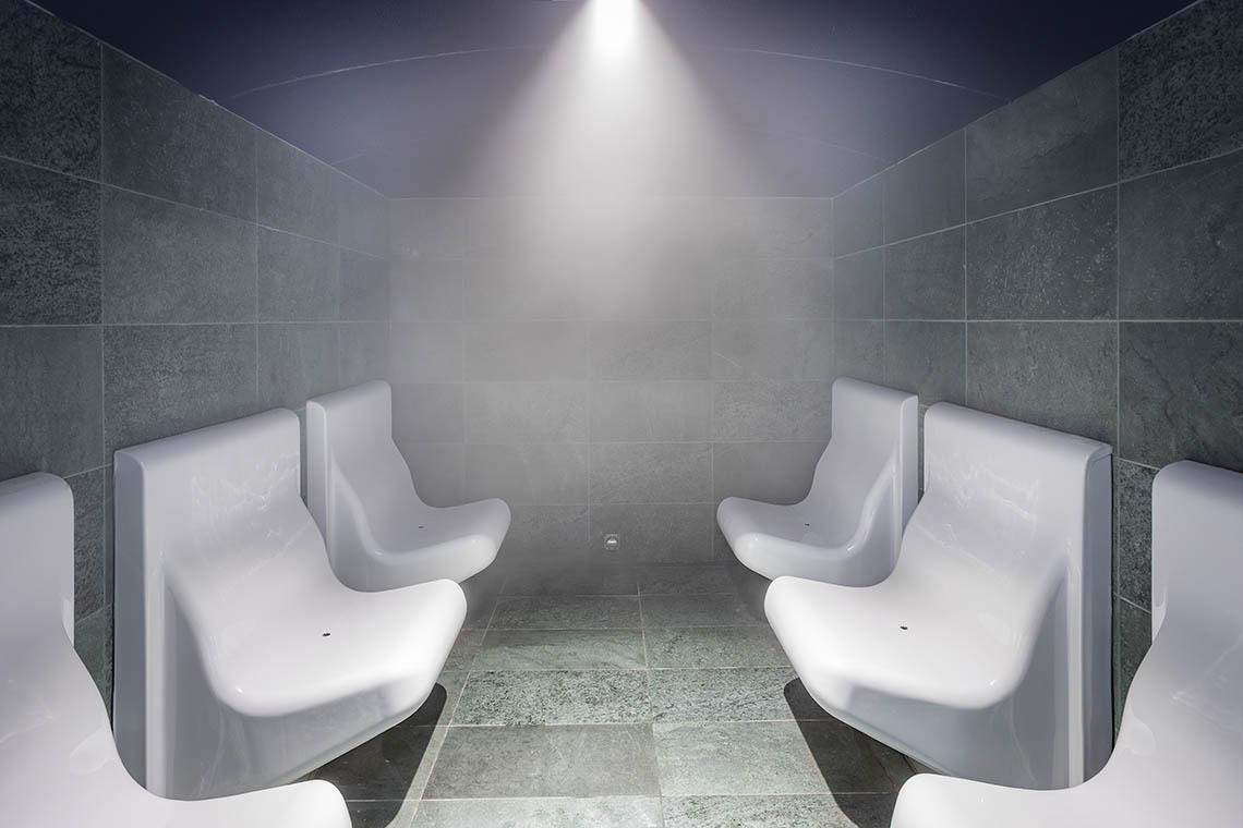 Urinarios modernos en baño Alexandre Corporativa.