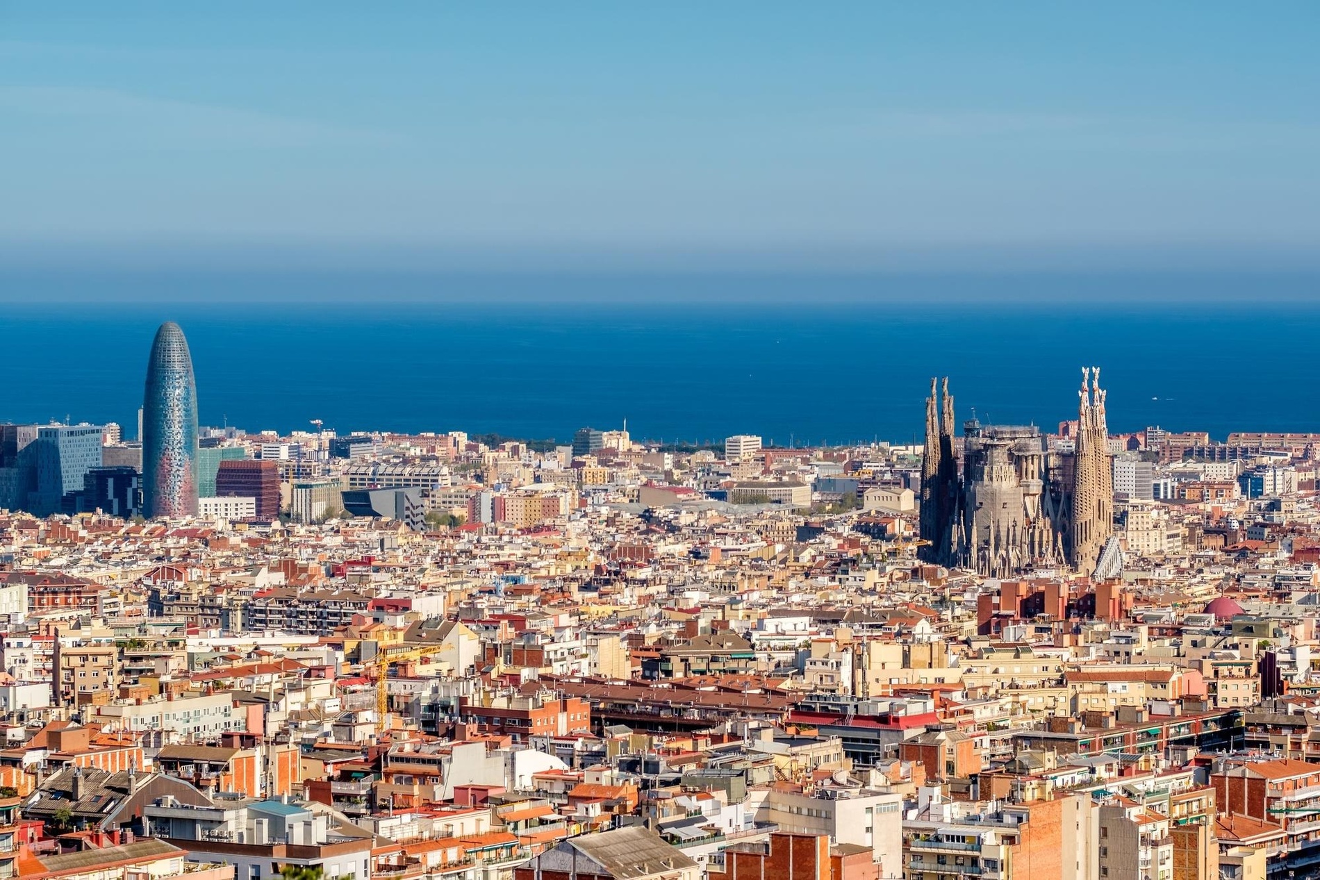 Barcelone : vue sur la Sagrada Familia, Torre Glòries et la mer. Destinations | Alexandre Hotels | Barcelone et Canaries.