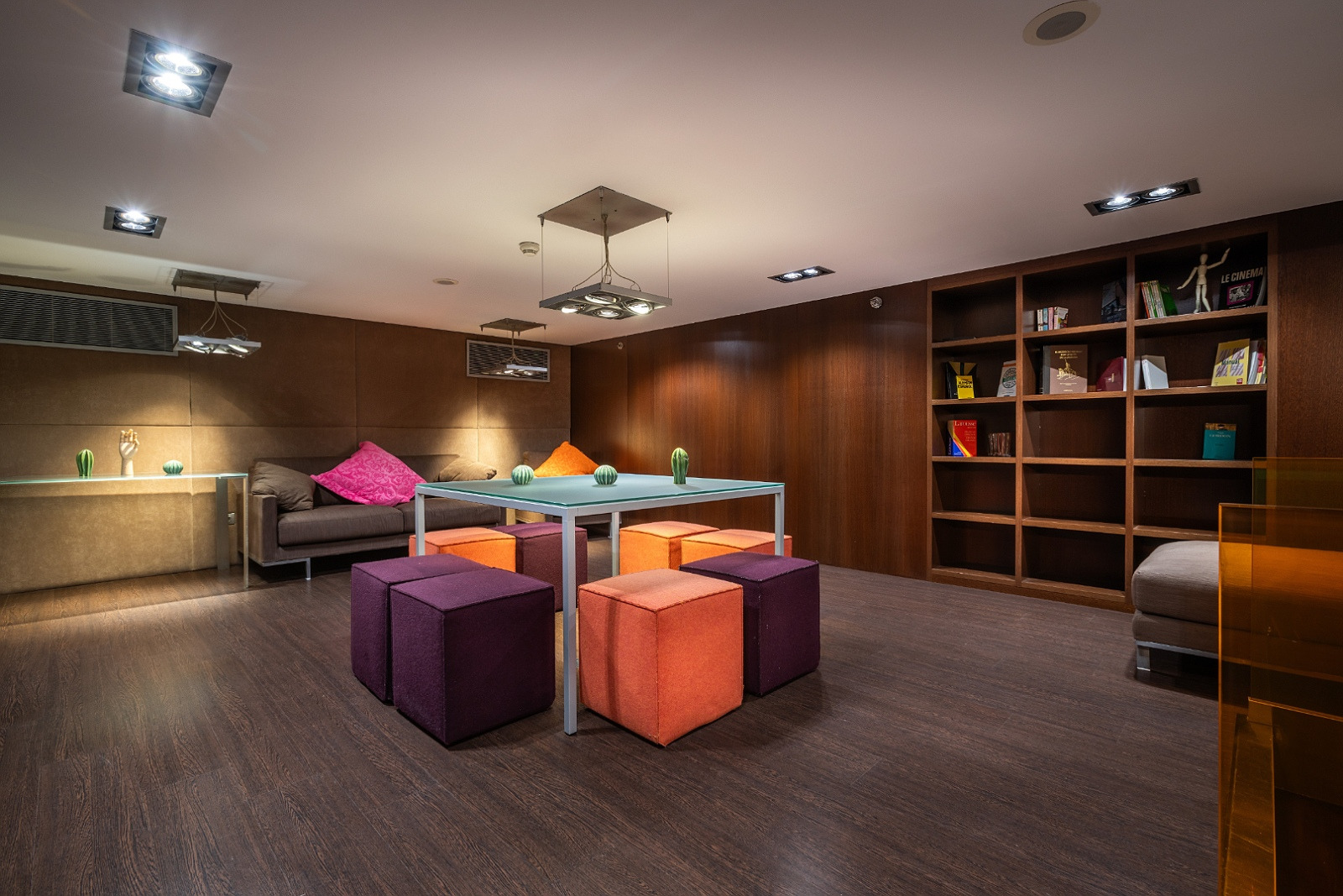 Espace lounge Alexandre Corporativa: canapés, table basse et poufs confortables pour votre détente.