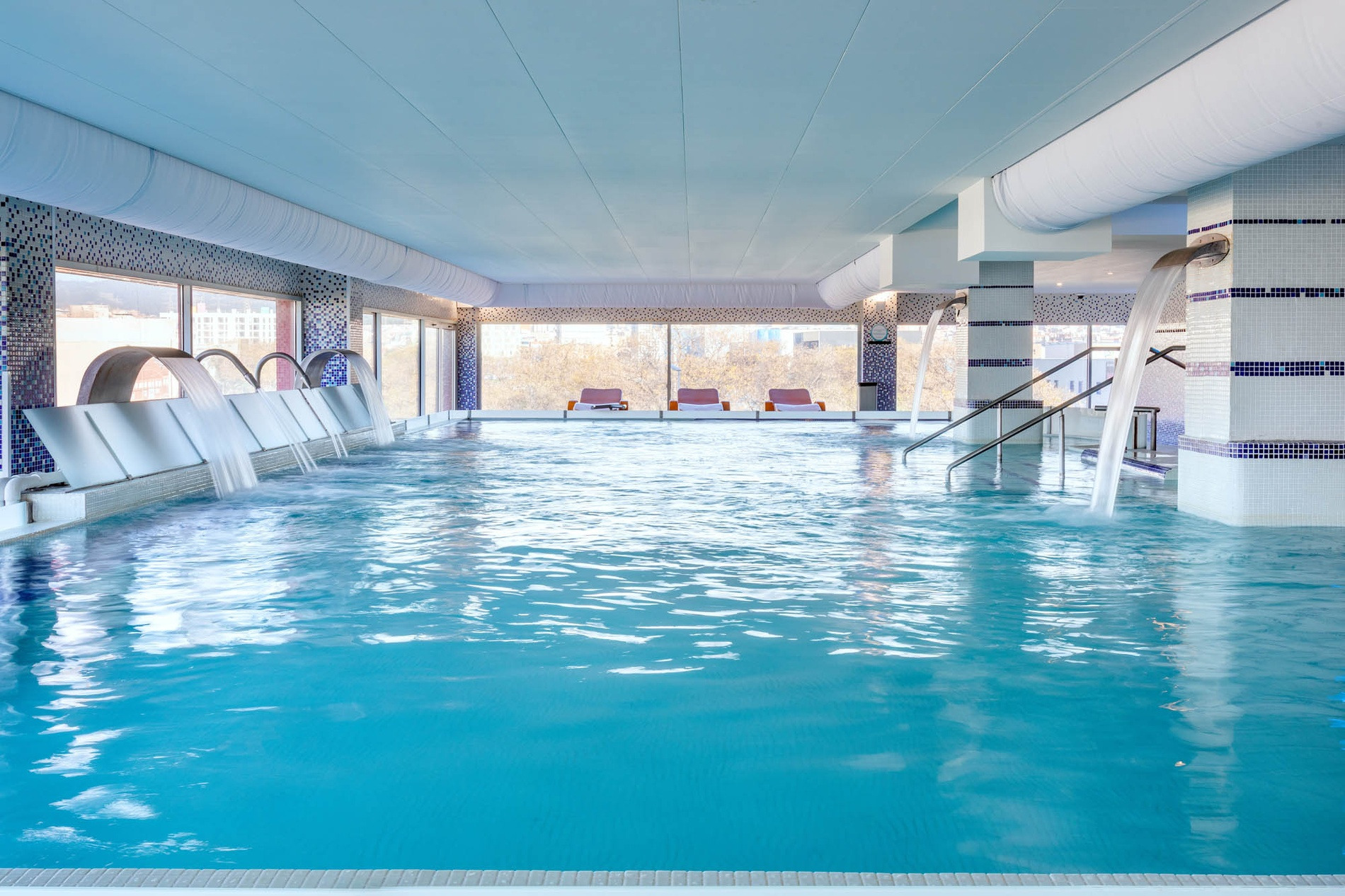Piscine intérieure relaxante du Natural Spa de l'Alexandre FrontAir Congress.