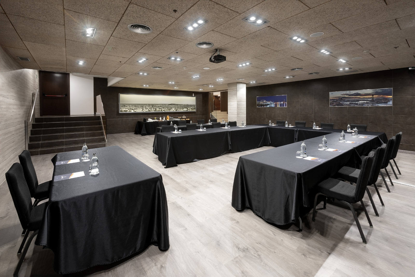 Salle de conférence Alexandre Corporativa, tables noires disposées en U, assises pour réunions.