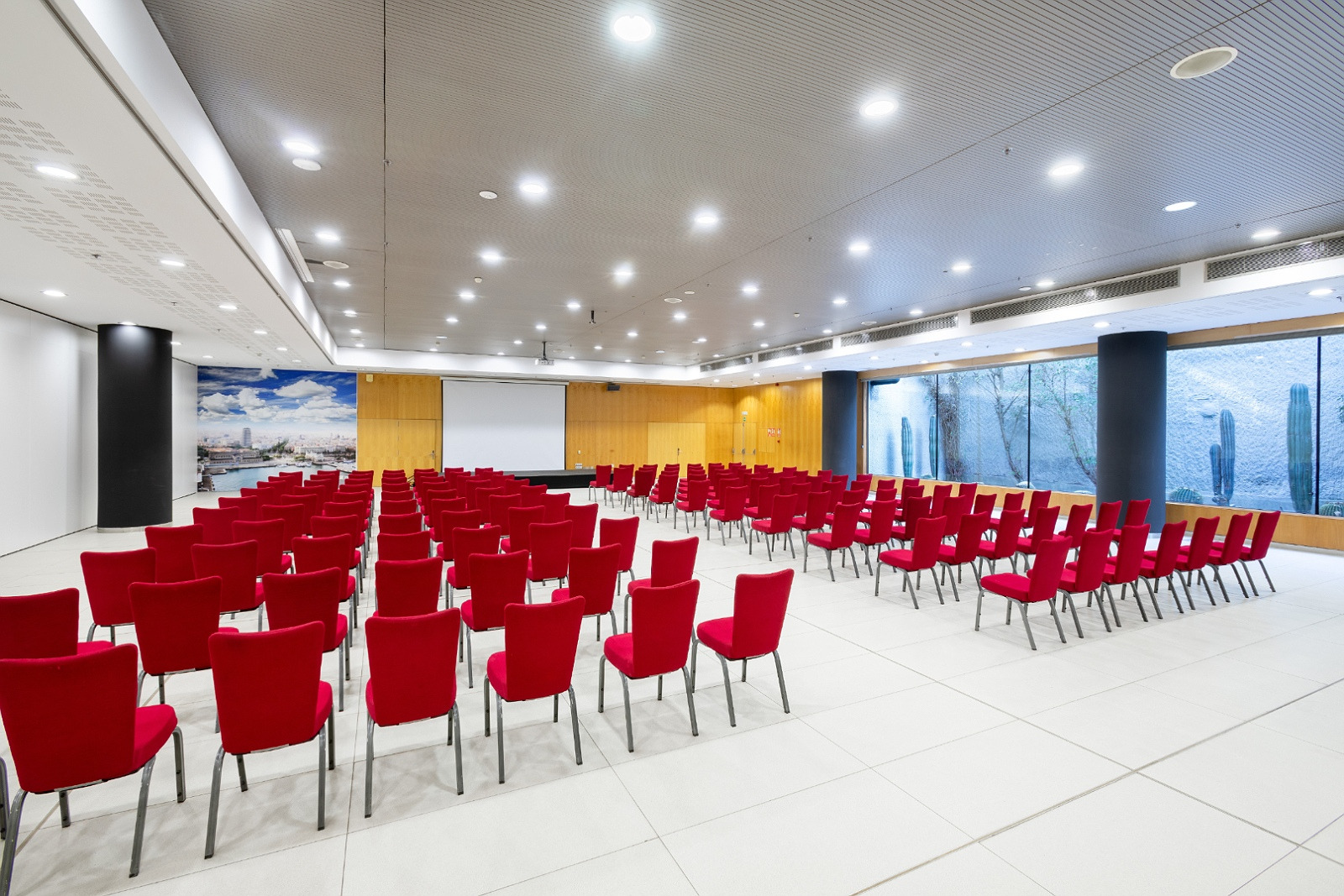 Salle de conférence Alexandre Corporativa avec sièges rouges.