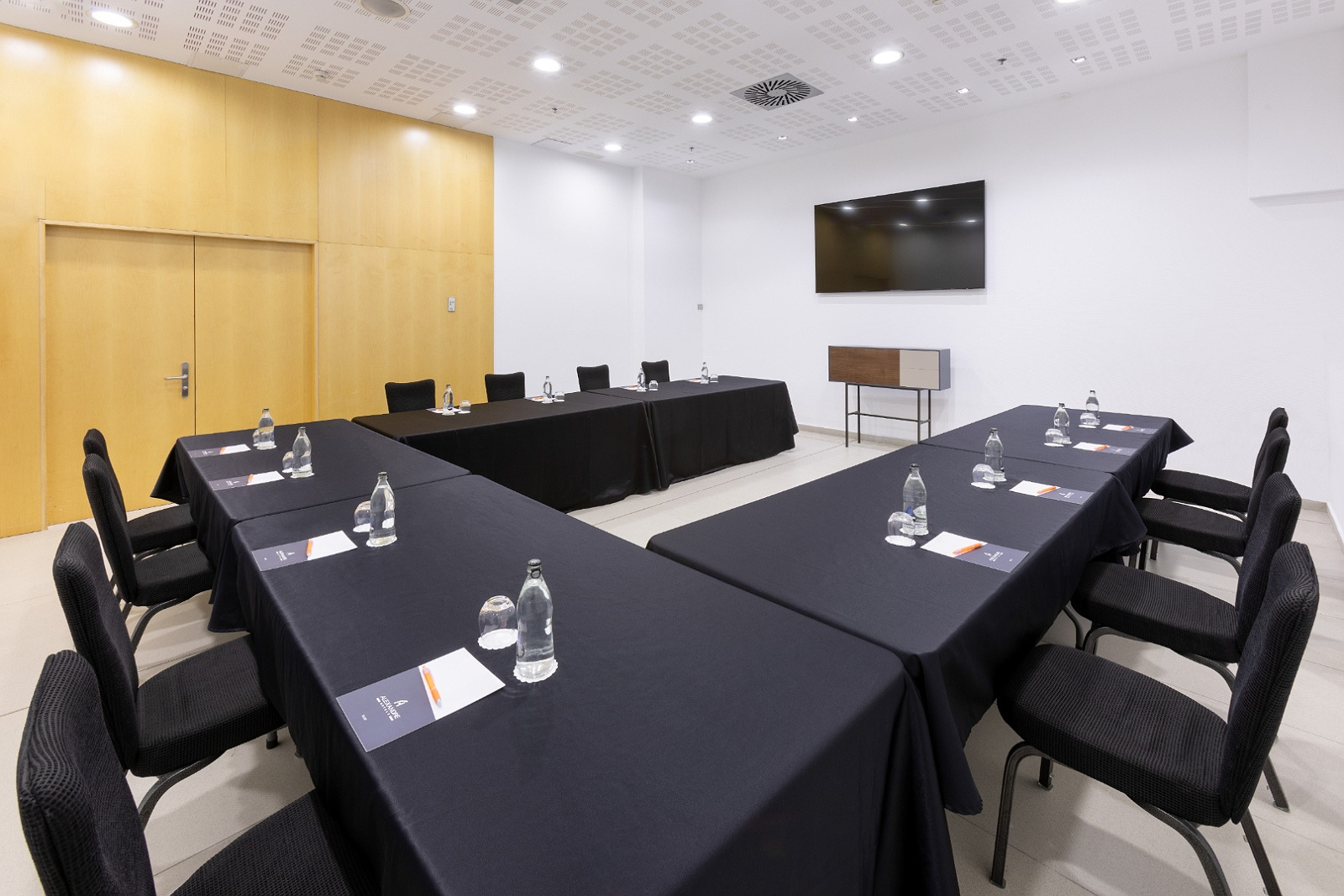 Salle de réunion Alexandre Corporativa, tables dressées et chaises pour conférence.