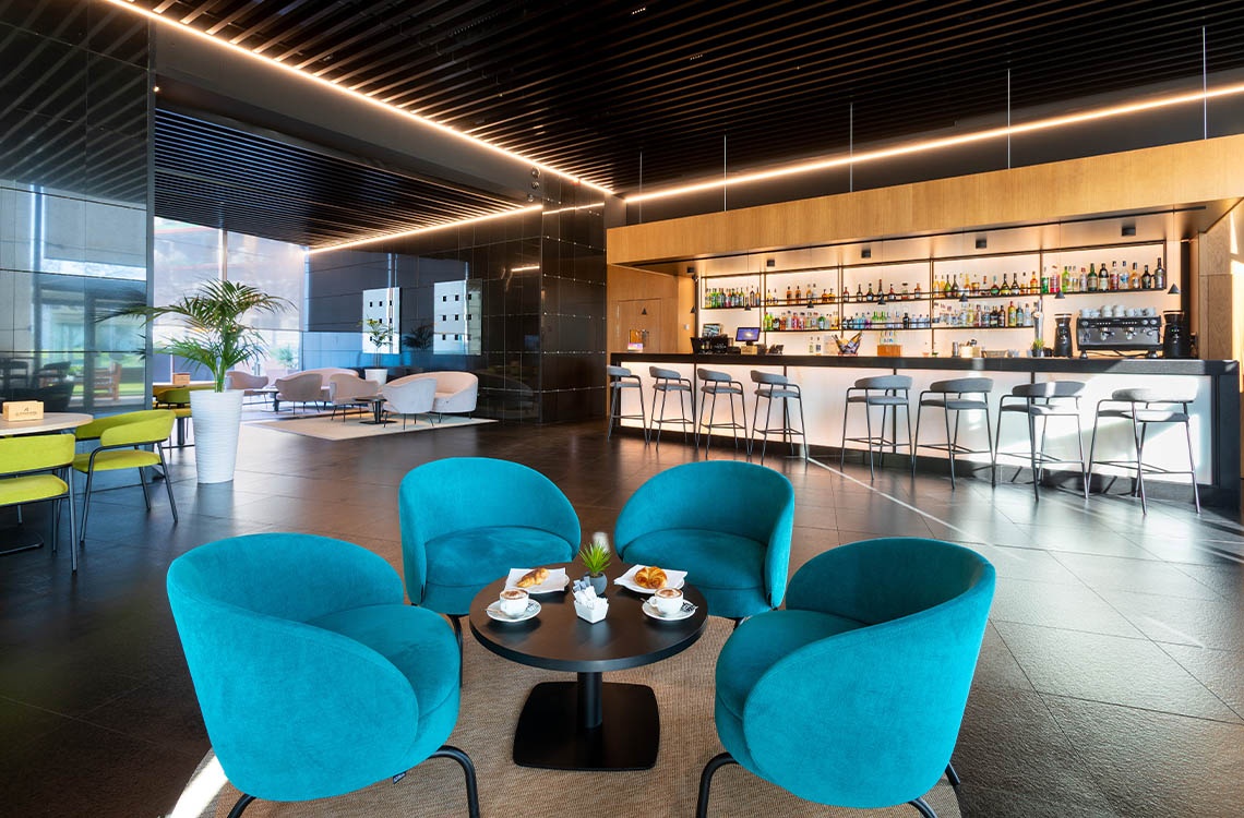 Comedor moderno de Alexandre Corporativa con buffet y amplias mesas para eventos.