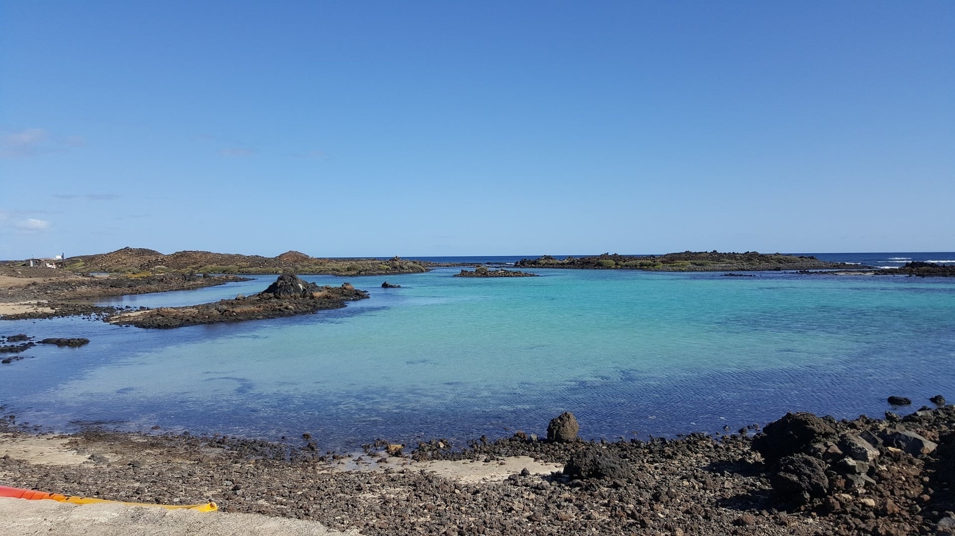 Aguas turquesas y rocas volcánicas en Lanzarote. Hoteles en Lanzarote | Costa Teguise | Alexandre Hotels