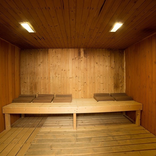 una sauna de madera con luces en el techo