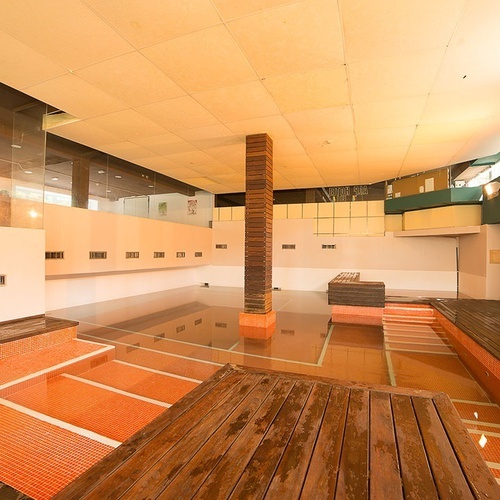 una piscina llena de agua y un piso de madera